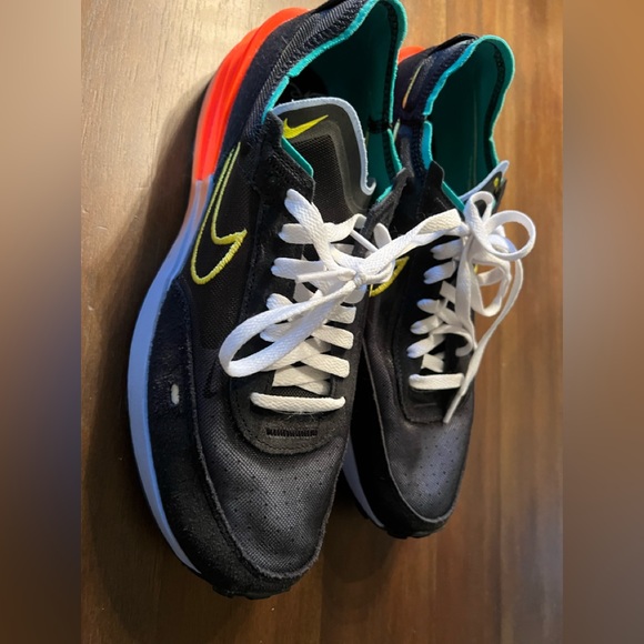 Size 10 Mens Nike Waffle One Shoes Black Yellow Strike Crimson DM9049-001 - Picture 2 of 9